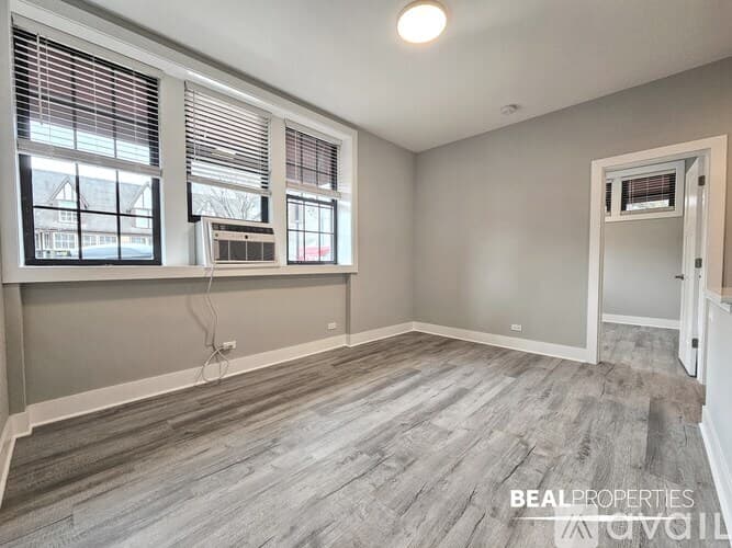 Evanston Apartment: 1133 Oak Ave
