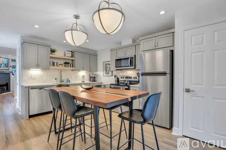 Savannah Apartment: 101 E Gaston St
