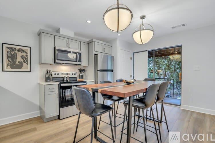 Savannah Apartment: 101 E Gaston St