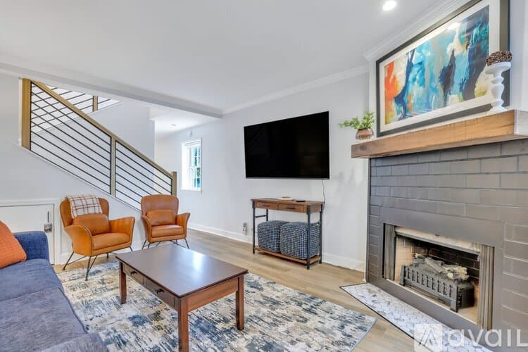 Savannah Apartment: 101 E Gaston St