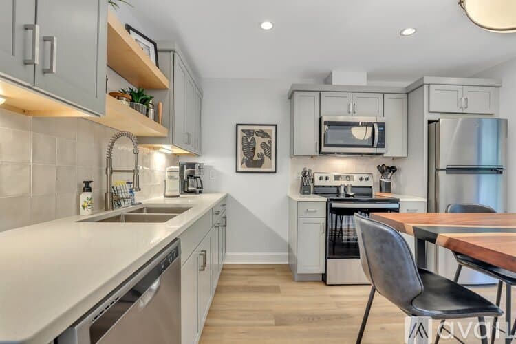 Savannah Apartment: 101 E Gaston St