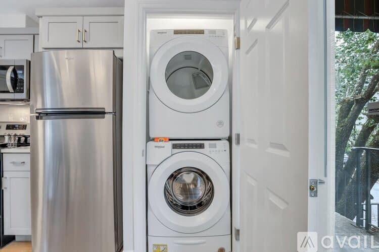 Savannah Apartment: 101 E Gaston St