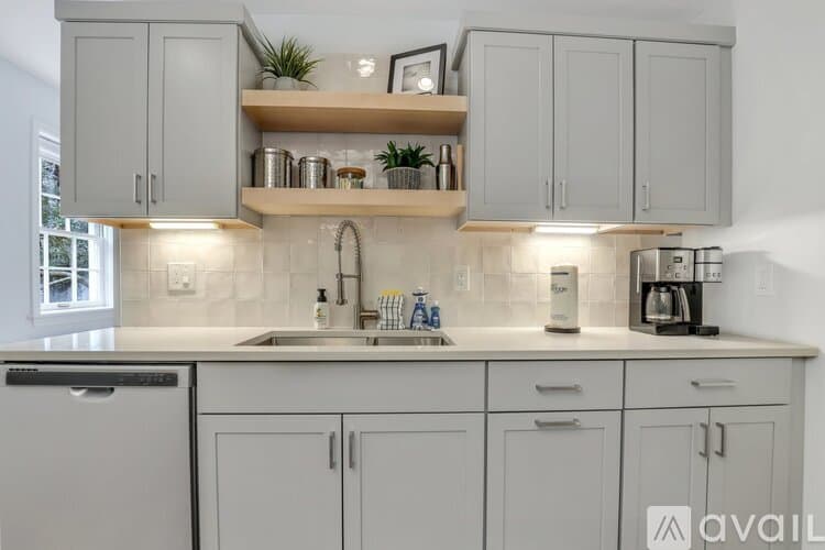 Savannah Apartment: 101 E Gaston St