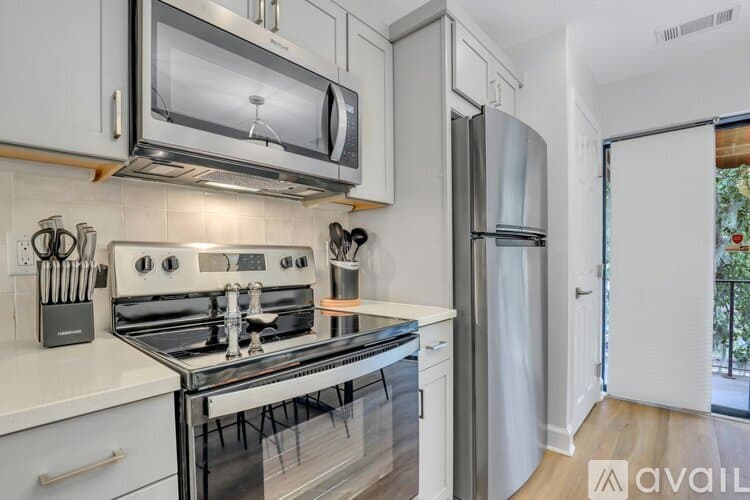 Savannah Apartment: 101 E Gaston St
