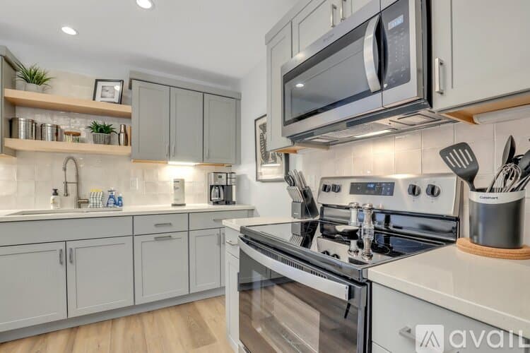 Savannah Apartment: 101 E Gaston St