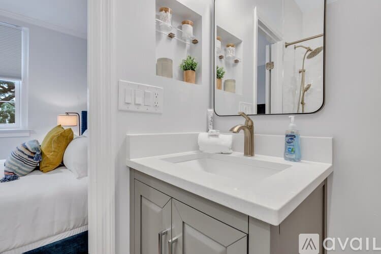 Savannah Apartment: 101 E Gaston St