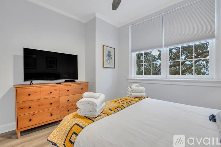 Savannah Apartment: 101 E Gaston St