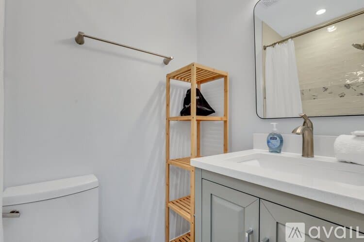 Savannah Apartment: 101 E Gaston St