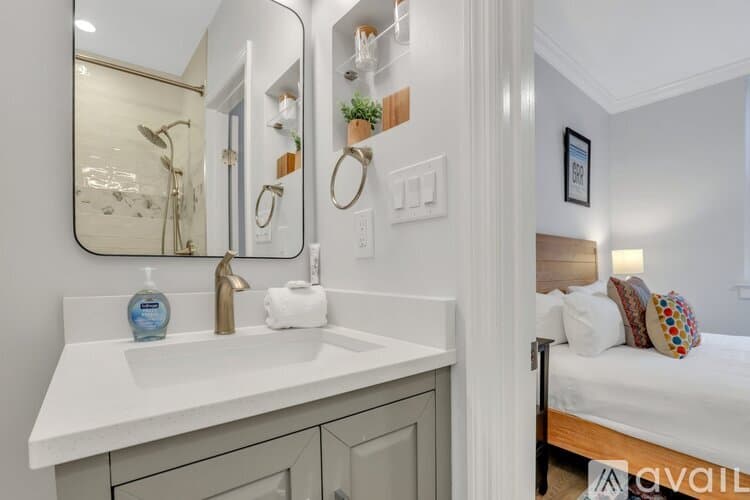 Savannah Apartment: 101 E Gaston St