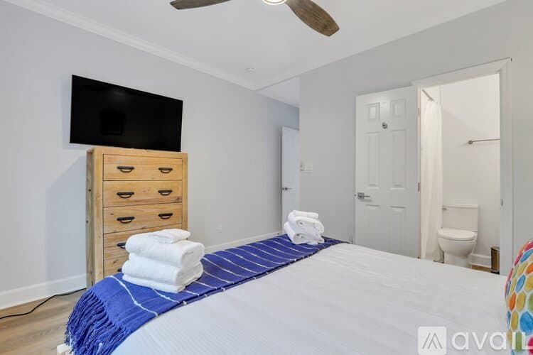 Savannah Apartment: 101 E Gaston St
