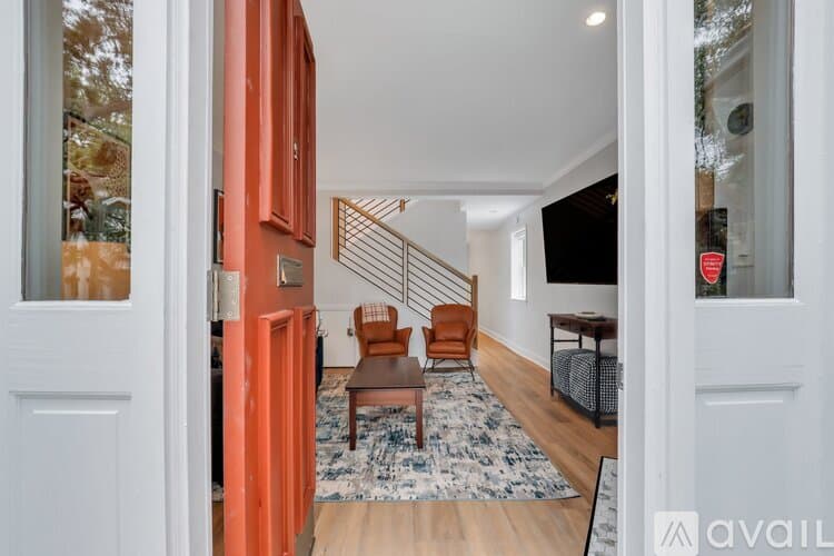 Savannah Apartment: 101 E Gaston St