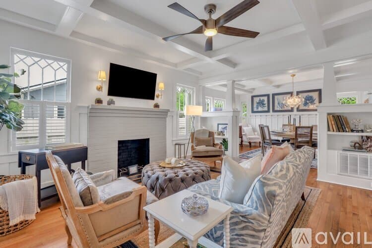 Savannah House: 7708 Central Ave