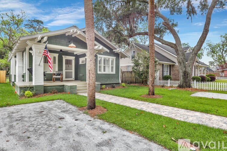 Savannah House: 7708 Central Ave