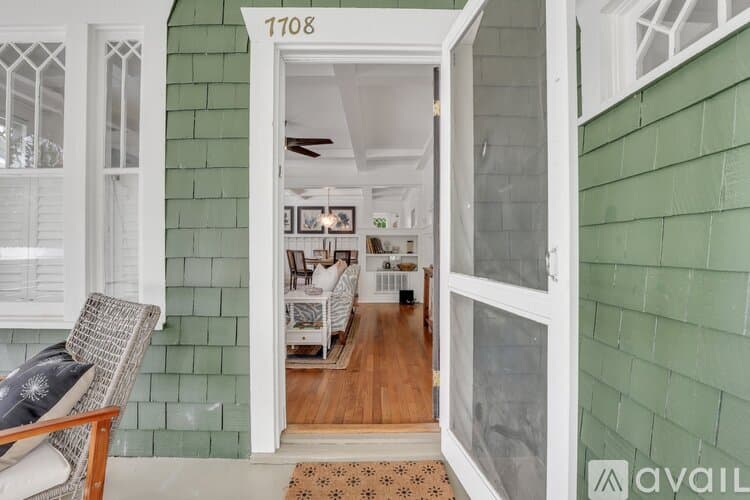 Savannah House: 7708 Central Ave