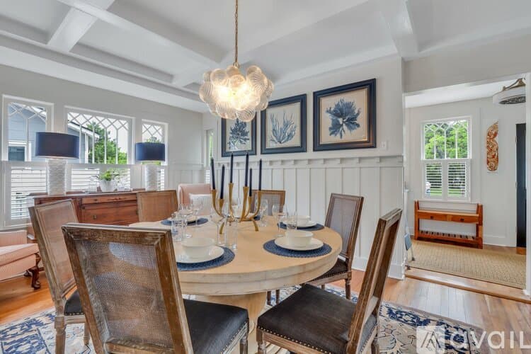 Savannah House: 7708 Central Ave