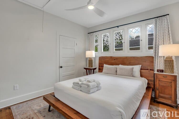 Savannah House: 7708 Central Ave