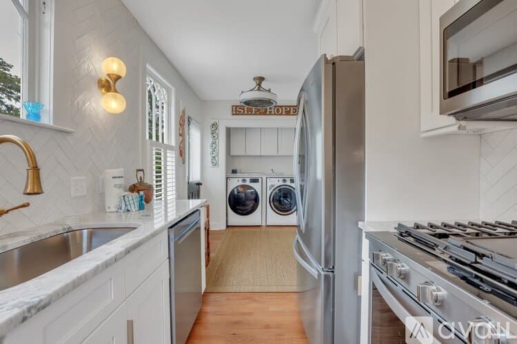 Savannah House: 7708 Central Ave