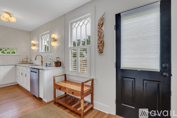 Savannah House: 7708 Central Ave