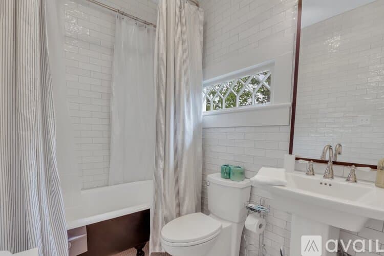 Savannah House: 7708 Central Ave