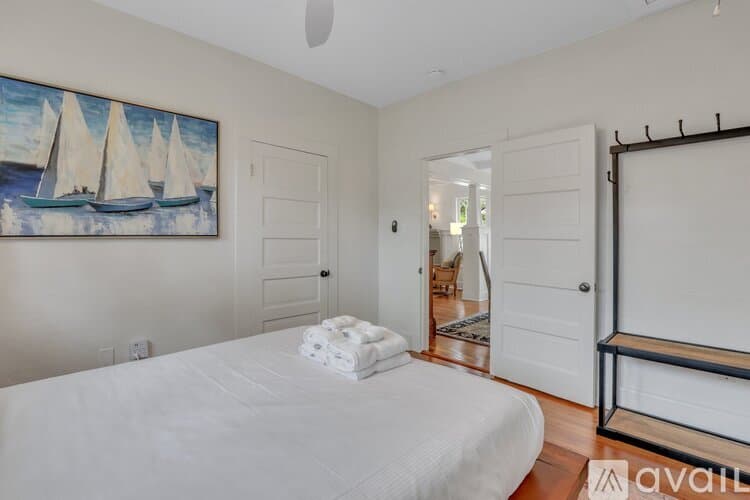 Savannah House: 7708 Central Ave