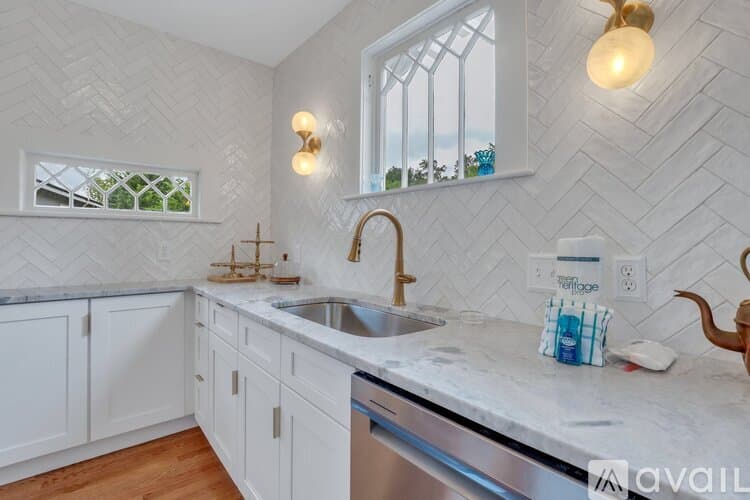 Savannah House: 7708 Central Ave
