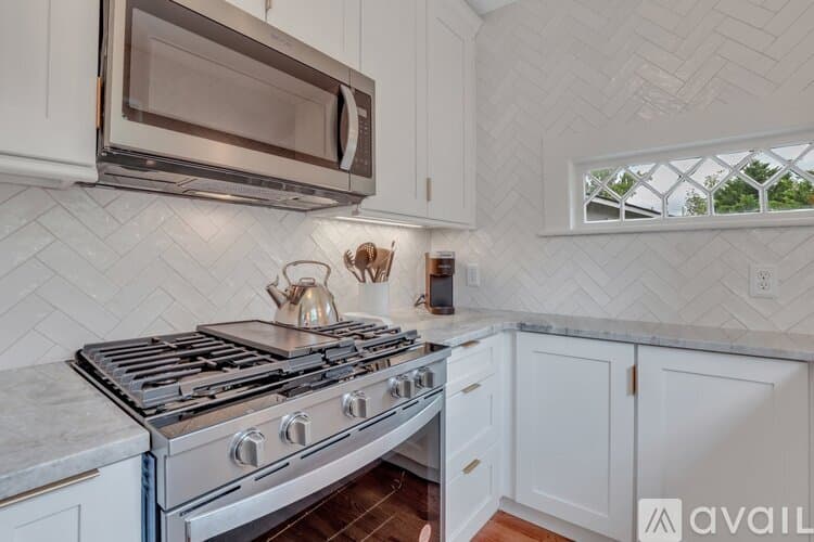 Savannah House: 7708 Central Ave