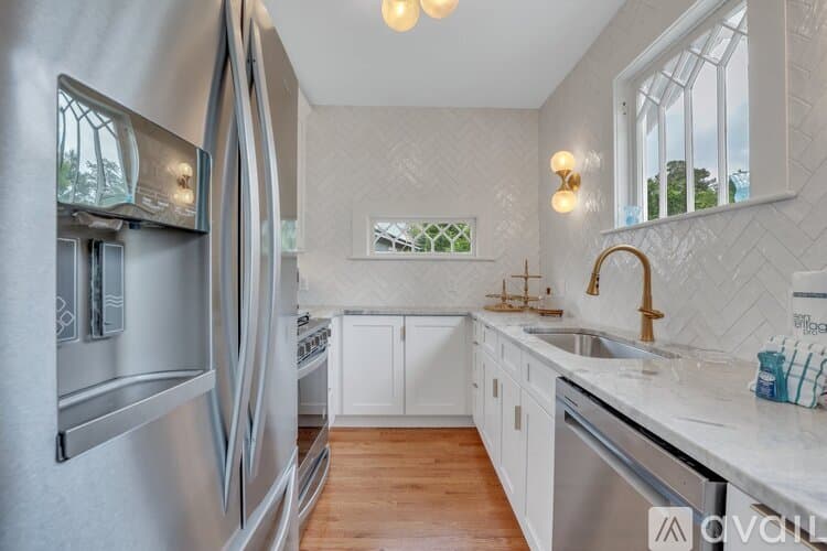Savannah House: 7708 Central Ave
