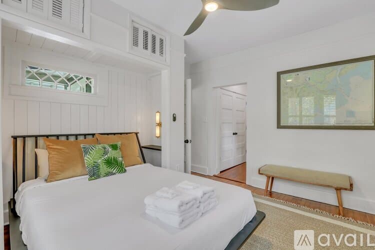 Savannah House: 7708 Central Ave