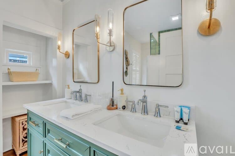 Savannah House: 7708 Central Ave