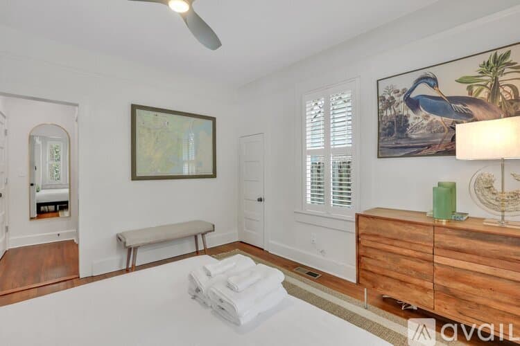 Savannah House: 7708 Central Ave