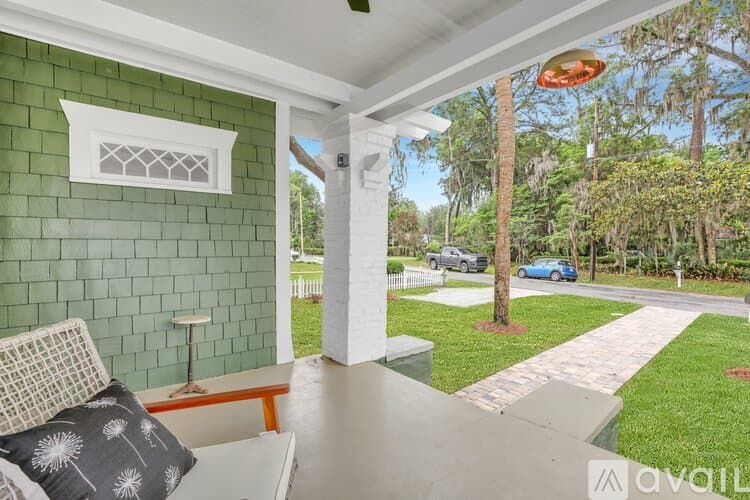 Savannah House: 7708 Central Ave
