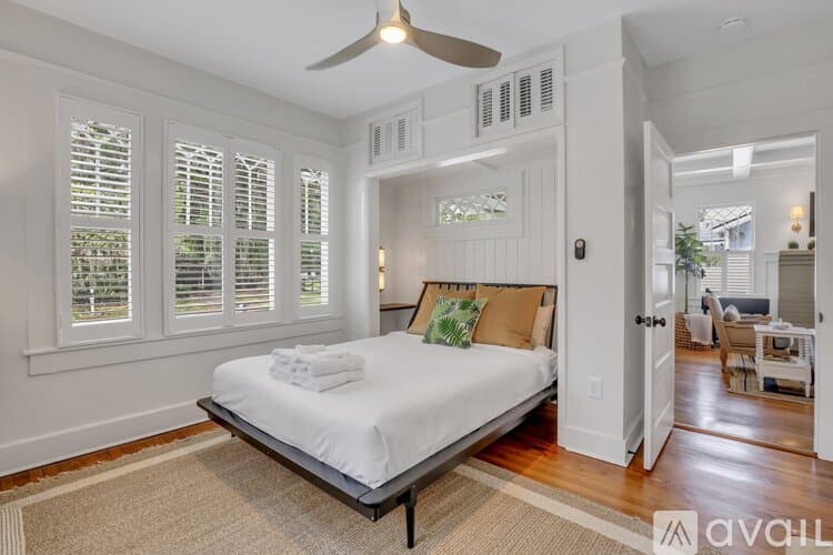 Savannah House: 7708 Central Ave