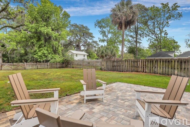 Savannah House: 7708 Central Ave