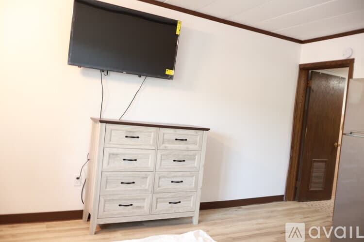 Elroy Apartment: 413 South Main Street