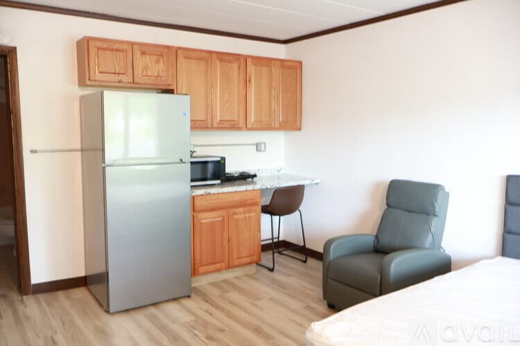 Elroy Apartment: 413 South Main Street