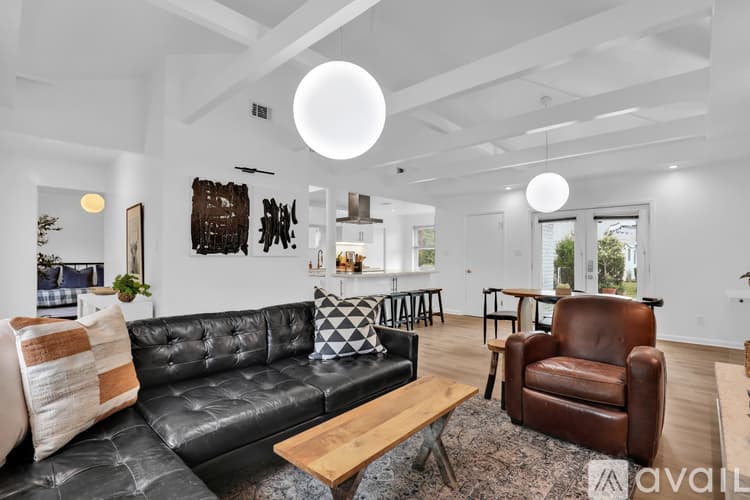 Savannah House: 1520 E 49th St