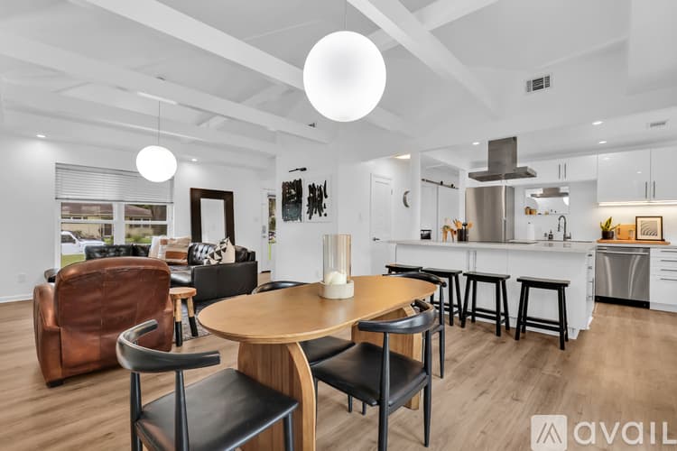 Savannah House: 1520 E 49th St