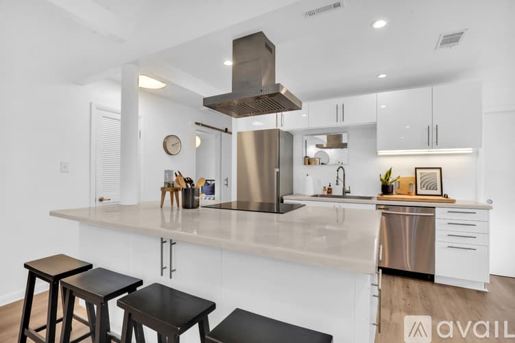 Savannah House: 1520 E 49th St