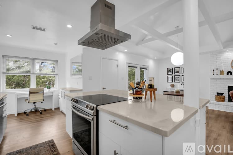 Savannah House: 1520 E 49th St
