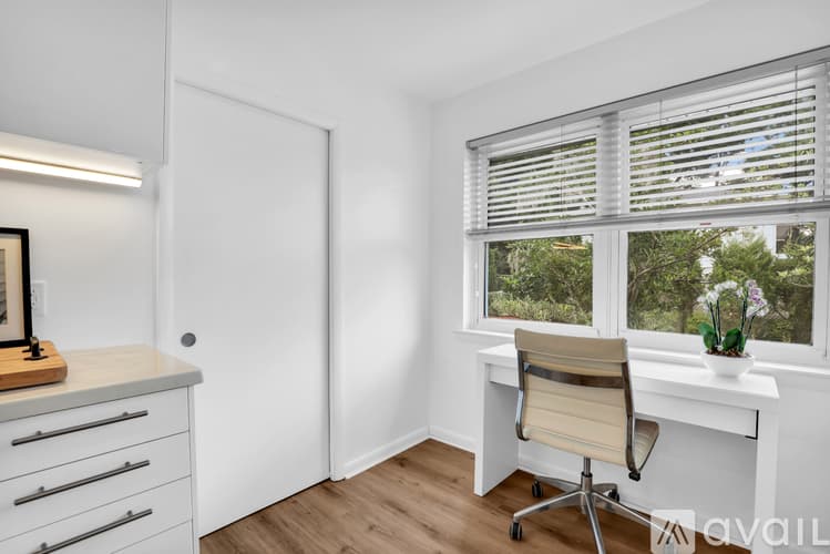 Savannah House: 1520 E 49th St