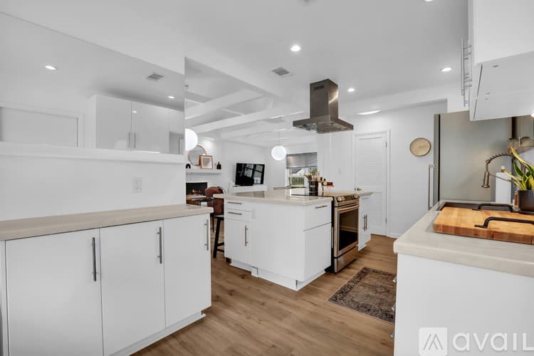 Savannah House: 1520 E 49th St