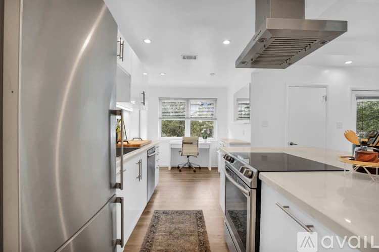 Savannah House: 1520 E 49th St