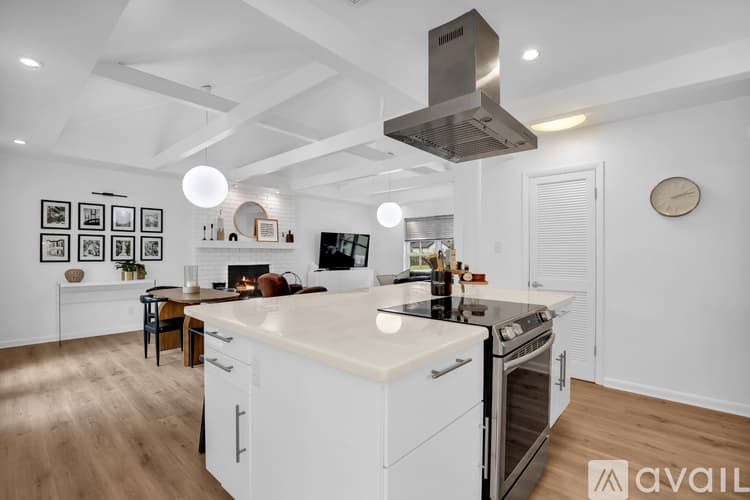 Savannah House: 1520 E 49th St