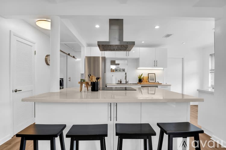 Savannah House: 1520 E 49th St