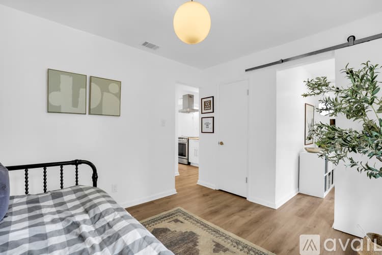 Savannah House: 1520 E 49th St