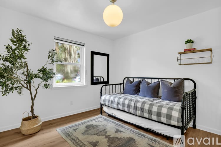 Savannah House: 1520 E 49th St