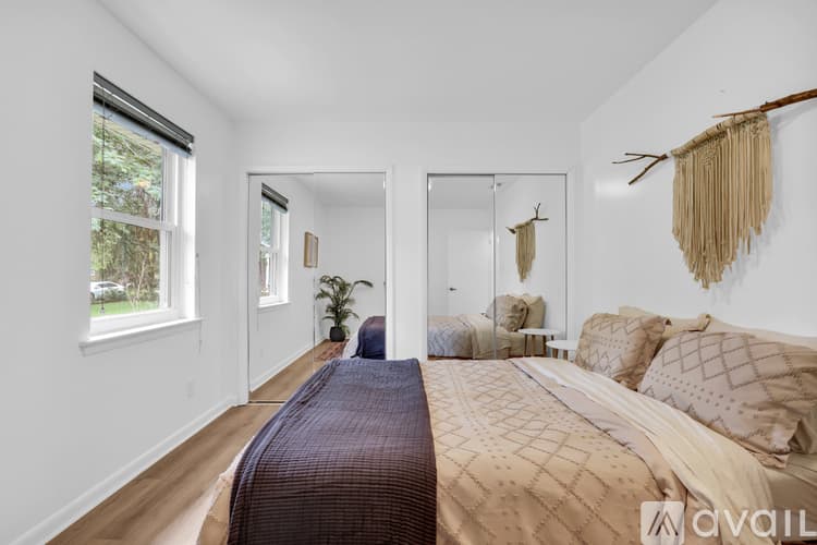 Savannah House: 1520 E 49th St