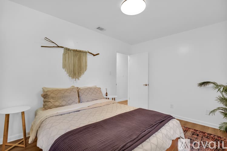 Savannah House: 1520 E 49th St