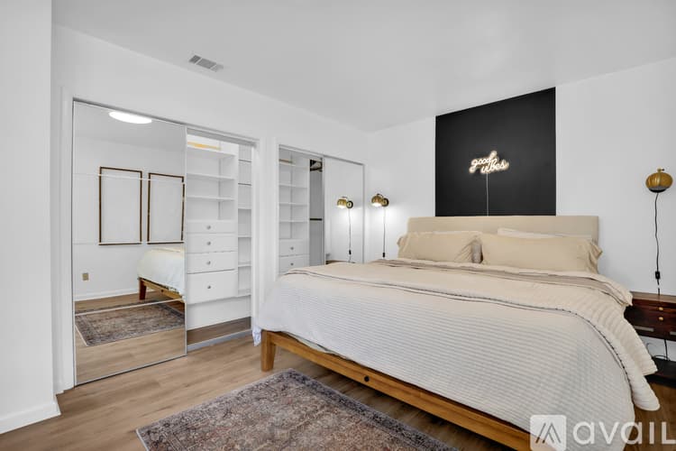 Savannah House: 1520 E 49th St