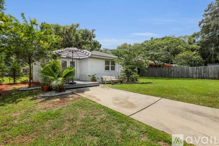 Savannah House: 1520 E 49th St